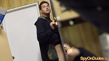 Straight Dude Uses Gloryhole