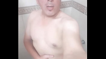 En El Baño Desnudo Y Cantando