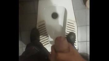 Paja En El Baño De La Fábrica Ya Tenia Mucha Leche