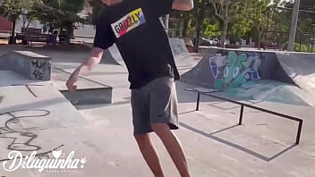 Junto Com Minha Amiga Gostosa Fizemos Umas Brincadeirinhas Na Praça Publica