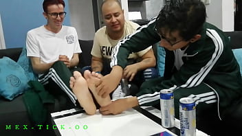 Profesor Hace Cosquillas A Los Estudiantes