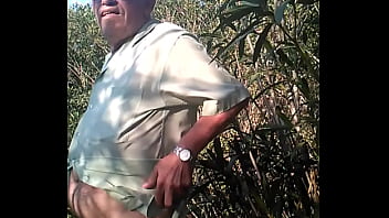 Desnudo En Un Parque Público