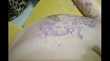 Fiz A Tatuagem Sem Calcinha Só Pra Mostrar A Buceta E O Cuzinho Pro Tatuador.