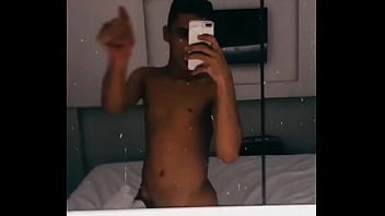 Novinho Dançando Mostrando O Corpo