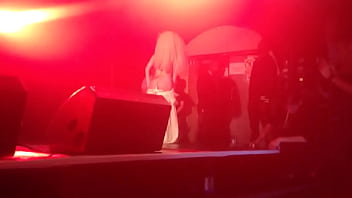 Lady-gaga-tirando-roupa-show