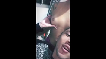 Mostrando O Piercing No Peitinho Da Novinha