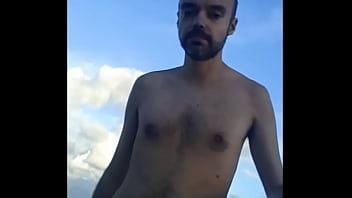 Paseando Desnudo En La Playa