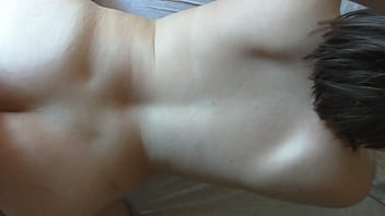 Соседка проснулась и сразу села на член