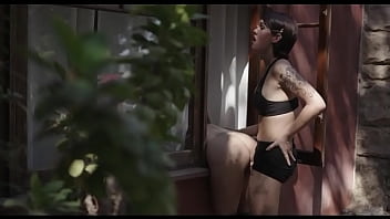 Pretty Shemale Daisy Taylor Fucks Girl