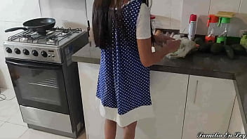 Hijastra Cocinando Su Padrastro Se Aprovecha De Ella Cuando Queda Sola En Casa