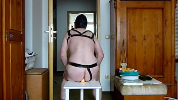 Andreas Mit Maske Reitet Mal Wieder Auf Einem Gummischwanz