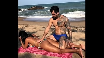 Em Um Dia De Sol Em Caraguatatuba No Litoral Norte De São Paulo Brasil Allan Guerra Gomes Passa Bronzeador Na Morena Deliciosa Dana Bueno