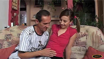 La Vicina Di Casa è Una Ragazza Molto Sexy E L_uomo Maturo La Invita A Casa Sua A Scopare