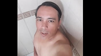 Latino Bañandose