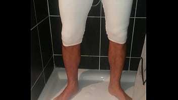 Pisser Dans Son Legging Dans La Douche