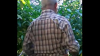 Mi pedazo de culo 24.Modelo:Gaysexy1960 - Sensual-desnudo-erotico-modelo-lenceria-exhibicion-parque-ciudad-matorrales-culo-grande-ai