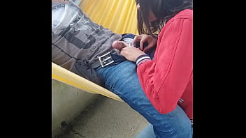 Una Mamada Bajo La Lluvia