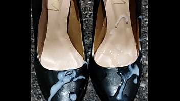 Gozando No Scarpin Preto Solado Vermelho Lindo Da Amiga!