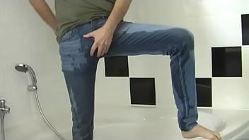 In Die Jeans Gepisst
