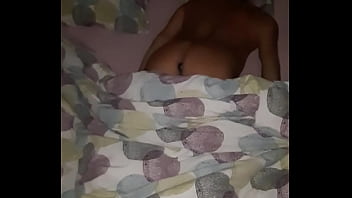 Se Réveiller Et Se Rappeler Que L_on A Un Plug Dans Son Petit Trou Et Remuer Son Cul De Chienne Pour Bien Le Montrer