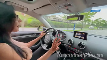 Renatinha Mello - Peituda Safada Dirigindo Com Os Peitos De Fora