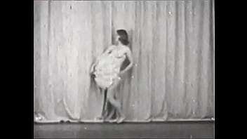 Sexy Vintage Brunette Loves To Entertain The Crowd Naked Showing Her Beautiful Figure