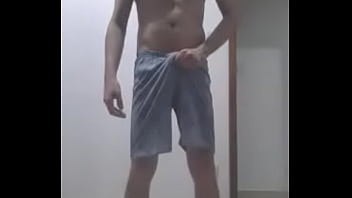 Super Homem Carente Masturba Seu Caralho Duro Enquanto Espera A Mulher Maravilha.