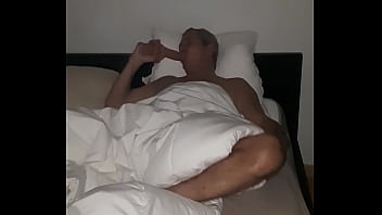 Se Réveiller Et Sucer Son Gode Comme Une Salope En R_vant D_une Queue