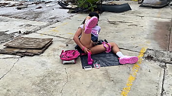 Sorprendida Masturbándose En Un Lugar Abandonado