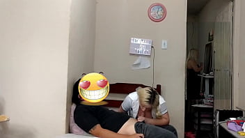 Colegial Fode Com Padrasto Nas Costas Da Mamãe