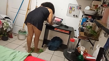 Milf Madurita Haciendo Limpieza En Su Cuarto 3