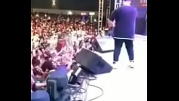 Namorada Levar Sarrada No Palco