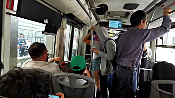 Arrimones En El Metrobus Daniela Hot, Seduciendo A Un Desconocido Y Lo Invita A Su Casa