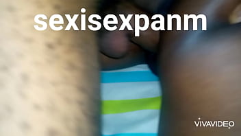 Elle Ouvre La Jambe Droite