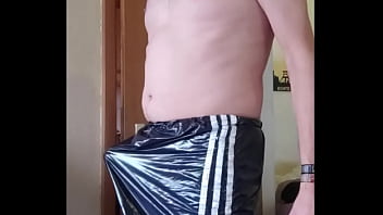 Harter Schwanz In Der Pvc Glanzhose