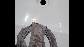 Je Crache Mon Sperme Dans Les Culotte Sale De Ma Femme !!