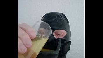 Homo Slaaf Drinkt Pis Uit Urinaal Gag