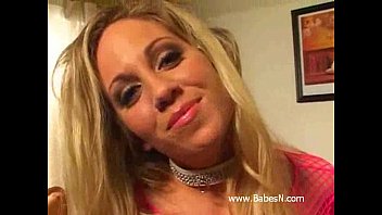 Blonde Makes Hot Things In Bed