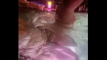 Invité A Un Amigo A Cogerse A Mi Esposa En Una Alberca. Cornudo Graba Por Debajo Del Agua.