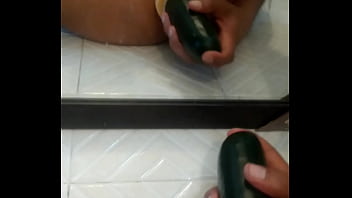 Jugando Con Un Pepino Grande Yo Solo