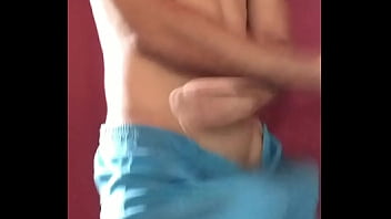 Novinho Excitado De Short Sem Cueca