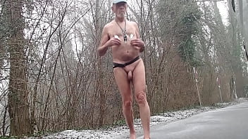 Exhib Nu Sur Un Parking Un Jour De Neige