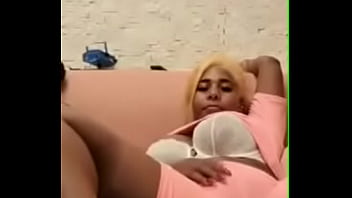 Elle Laisse Voir Sa Grosse Chatte