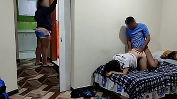 Mi Vecina Y Yo Follamos A Escondidas De Mi Mujer Cornuda , Ella Limpia Y Nosotros Lo Hacemos Sin Que Ella Nos Vea, Que Rico Es Meterle Mi Gran Polla A Mi Vecina