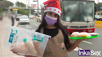 A Vísperas De Navidad, Latina Ambulante Recibe Su Pedazo De Carne