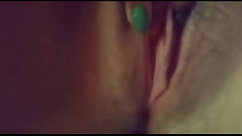 Chica Masturbandose Y Enseñando Cómo Se Mueve