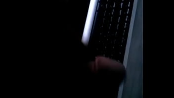 Assistindo E Tocando