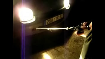 Exhibition Du Remorquage De Voiture Avec Les Couilles Uniquement