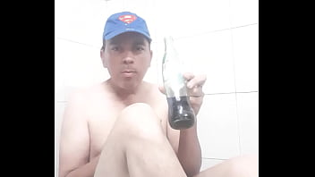 Tomando Soda Desnudo