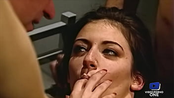 Nadège, Détenue Affamée, Enculée à La Cha_ne Par Trois Queues